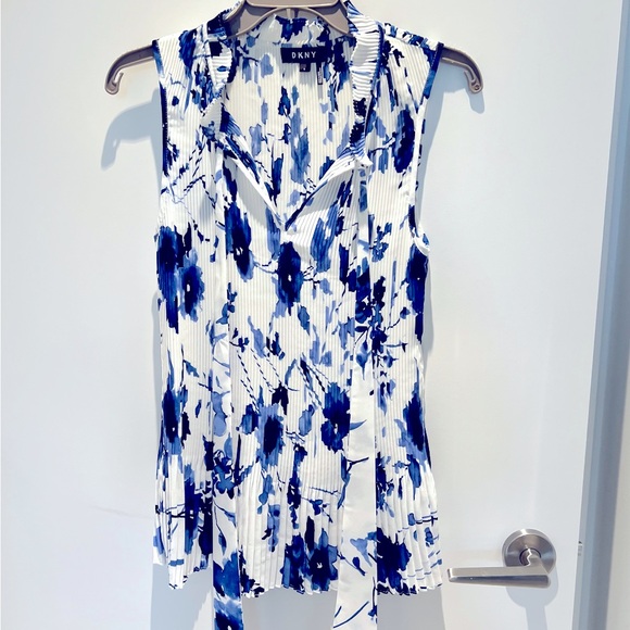 💙 Elegant & sexy unique pleated sleeveless top with a ruffled neck and tie NWOT - Picture 3 of 15